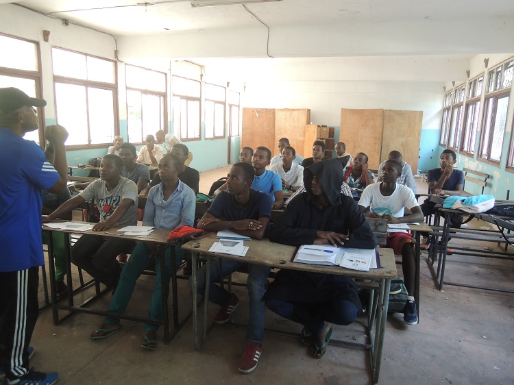 image Fédération de Football des Comores (Ffc) Une vingtaine des stagiaires, sans filles, à l’œuvre à Moroni